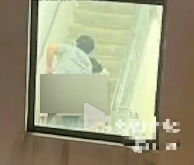 免费观看《香港情侣楼梯事件》HD高清版 - 元朗楼梯间未删减原声名场面 - 香港情侣楼梯事件全过程完整资源 - 全网同步更新支持在线观看
