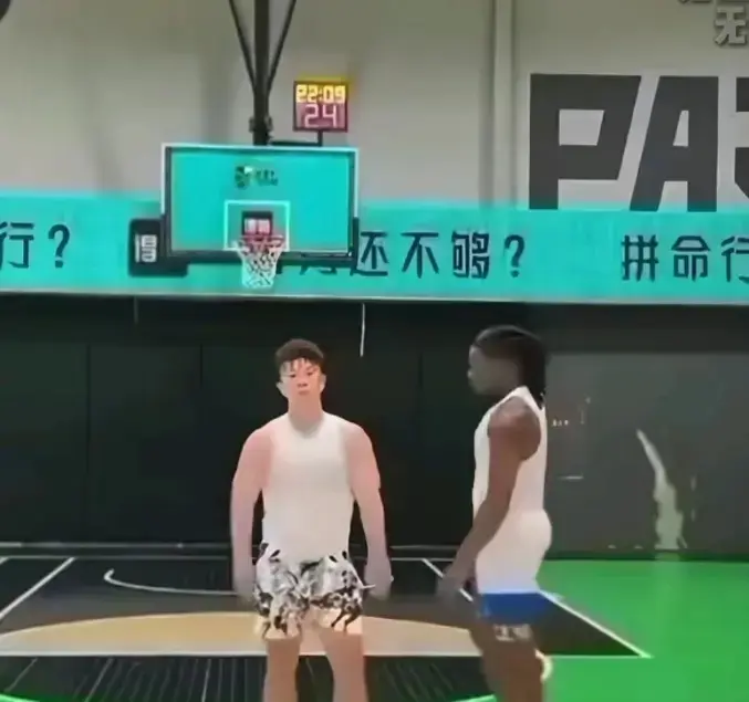 《牛教练的裤子》说好是友谊赛黑哥却带扳手上场-一节课没上完牛教练的裤腰带就换了三根-本以为是教低位单打结果掏物理教材