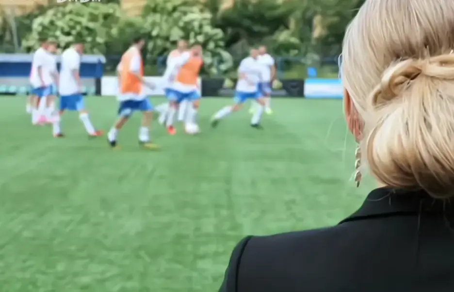 《footballersmoms》高清完整版免费观看-法国电影《足球队的女老板们》HD画质-在线无广告流畅播放